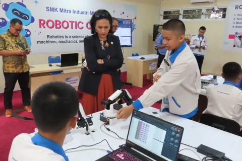 Kunjungi SMK Mitra Industri MM 2100, Wamen Christina: Sekolah Harus Perkuat Pelajaran Bahasa Asing